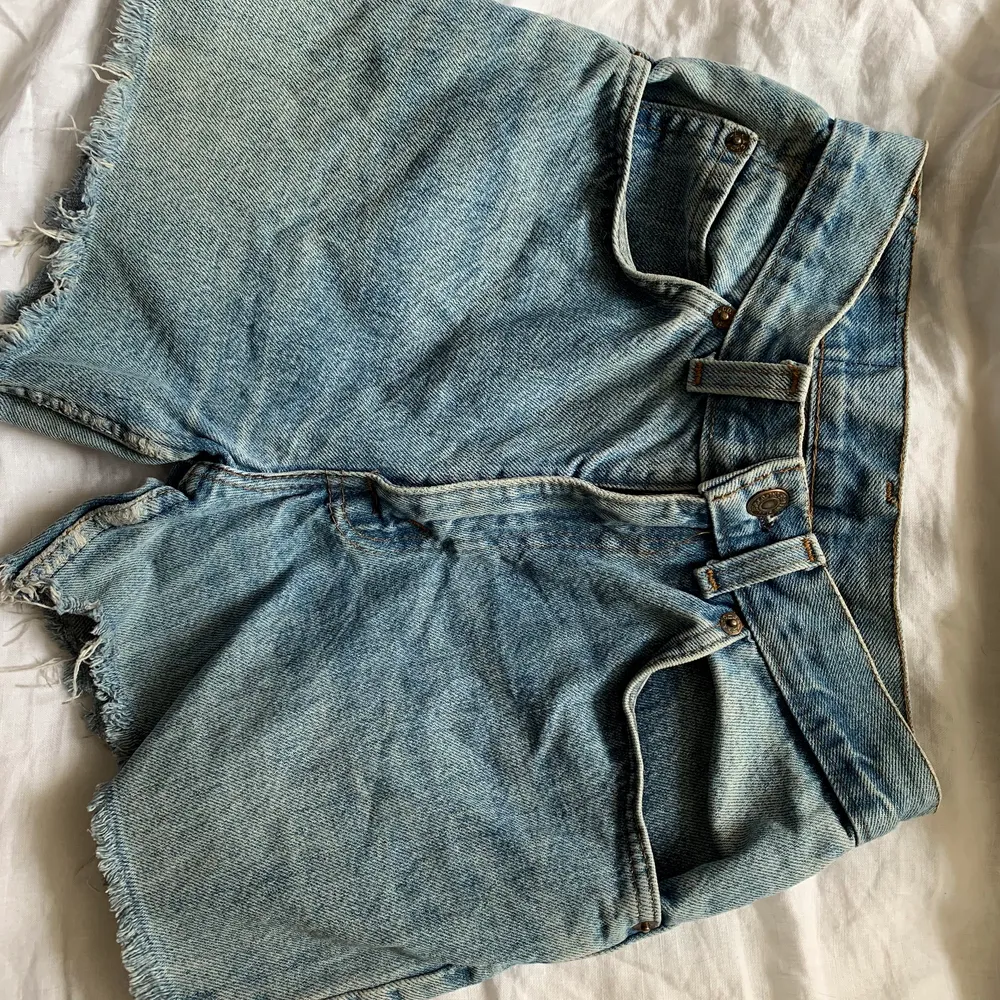 Säljer de här vintage ljusblåa Levi’s shortsen i storlek XS/34, eftersom de är för små. Frakt ingår inte i priset. Kan skicka spårbart via postnord för 66 kr om det önskas💕. Shorts.