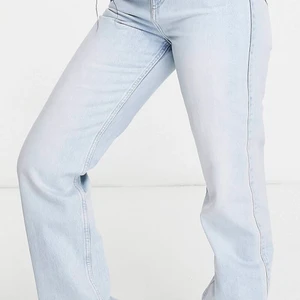 Jeans från weekday  - Weekday byxor i raka ben från ASOS tyvärr  för små för mig, super sköna och extremt snygga. Storlek W32 L34. Sitter som en 38-40 ungefär. Bud från 500kr då de är precis nya och inte ens använda. 🤍 kontakta mig för mer info 