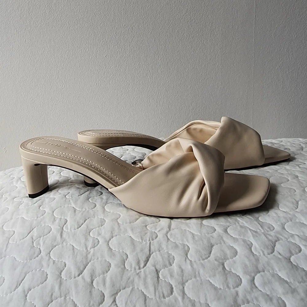 Säljer dessa HELT OANVÄNDA lågklackade sandaler i storlek 40 från Berhska. Klacken är 5 cm hög. Nypris 359 kr säljer för minst 300 kr. Skor.