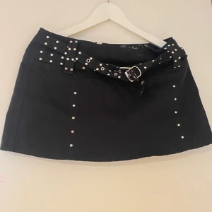 Mini kjol  - Jätte fin och söt mini kjol med dragkedja och små skärp som detalj! Oanvänd pga för stor