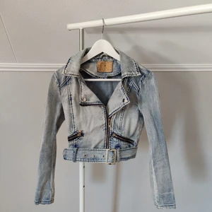 Stentvättad jeansjacka - Använd men fortfarande i bra skick.