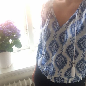 Somrig blus - Härlig tunn blus från Hollister i stl Medium men passar även mig som är en Small. Har två små hål slitningar bak i ryggen.