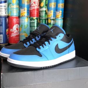 Jordan 1 low university blue  - Storlek 44, nyskick använda 2 ggr. Köpta på GOAT. Köpare står för frakt