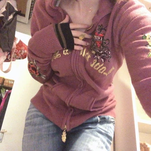 Ed Hardy hoodie - buda eller köp direkt för 550kr :) gör ont i själen att göra sig av med denna men den kommer aldrig till användning 😩 förhoppningsvis kan någon annan rocka denna och behandla den som den förtjänar hashtag toxic girlfriend