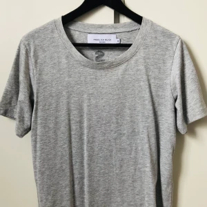 T-shirt med tryck - Grå t-shirt med tryck på ryggen från Bikbok x Angelica Blick.