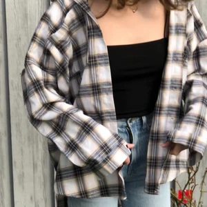 Beige rutig Flanell✨ - Jättefin oversized flanell som tyvärr inte kommer till användning!! Materialet är mjukt och har använt den ett fåtal gånger🤠 frakt tillkommer, pris kan diskuteras!!