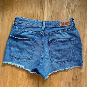 Levi’s jeansshorts - Jeansshorts, högmidjade från Levi’s. Storlek 5. Ganska små i storleken skulle jag säga. 