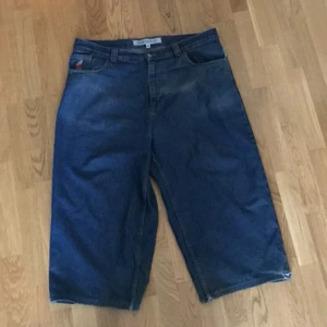 Polar big boy - Big boys size XL. Uppsydda så dom sktter clean om man är 1,75 elr kortare, skateat dom ganska mycket så lite trasiga längst ner men d e skitsamma