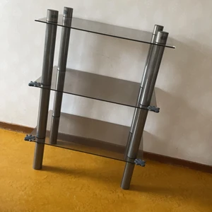 En hylla  - En hylla i bra skick med skyd för kanterna bred 62cm djup 40 hög 82