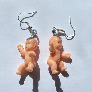 Örhänge  - Bäbisar i hård plast:)  