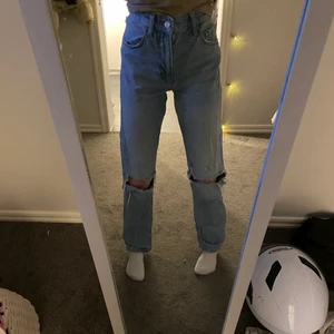 vida blå jeans med hål - superfina trendiga vida jeans från zara, säljer pågrund av tyvär för små, NYPRIS 400kr, använda endast ett fåtal gånger😊