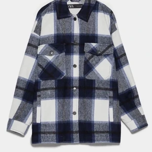 jacka från zara  - säljer denna rutiga jackan från zara i stolek S💘