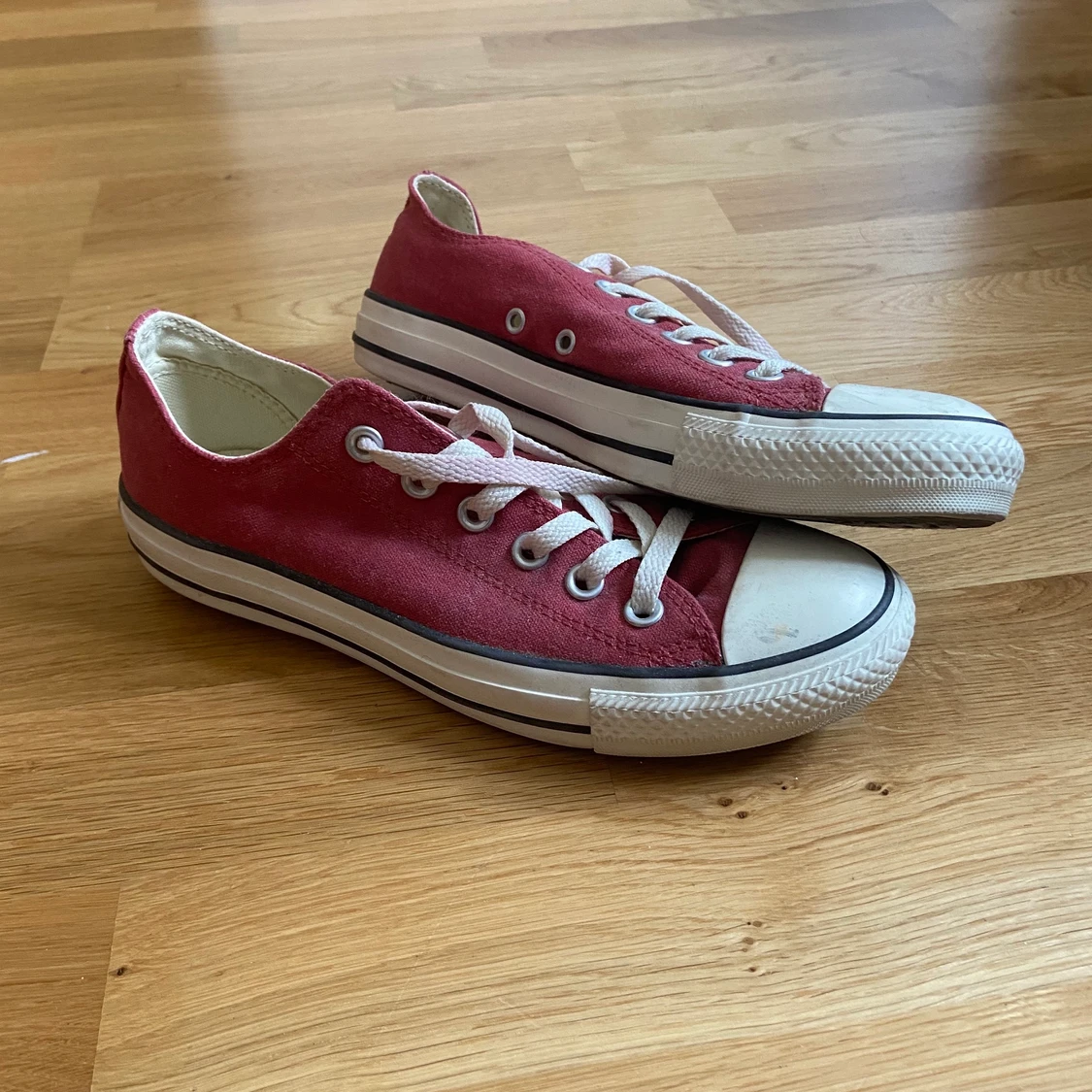 Röda converse i bra skick! ❤️ - 90