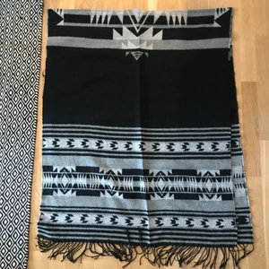 HM - En varm stor halsduk gråmönstrad och svart med svarta fransar 200 cm x 78 cm med svarta fransar 