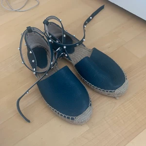 Espadrillos - Superfina espadrillos som virad runt ankeln, använda endast 2 ggr så de inte passade mig i storleken