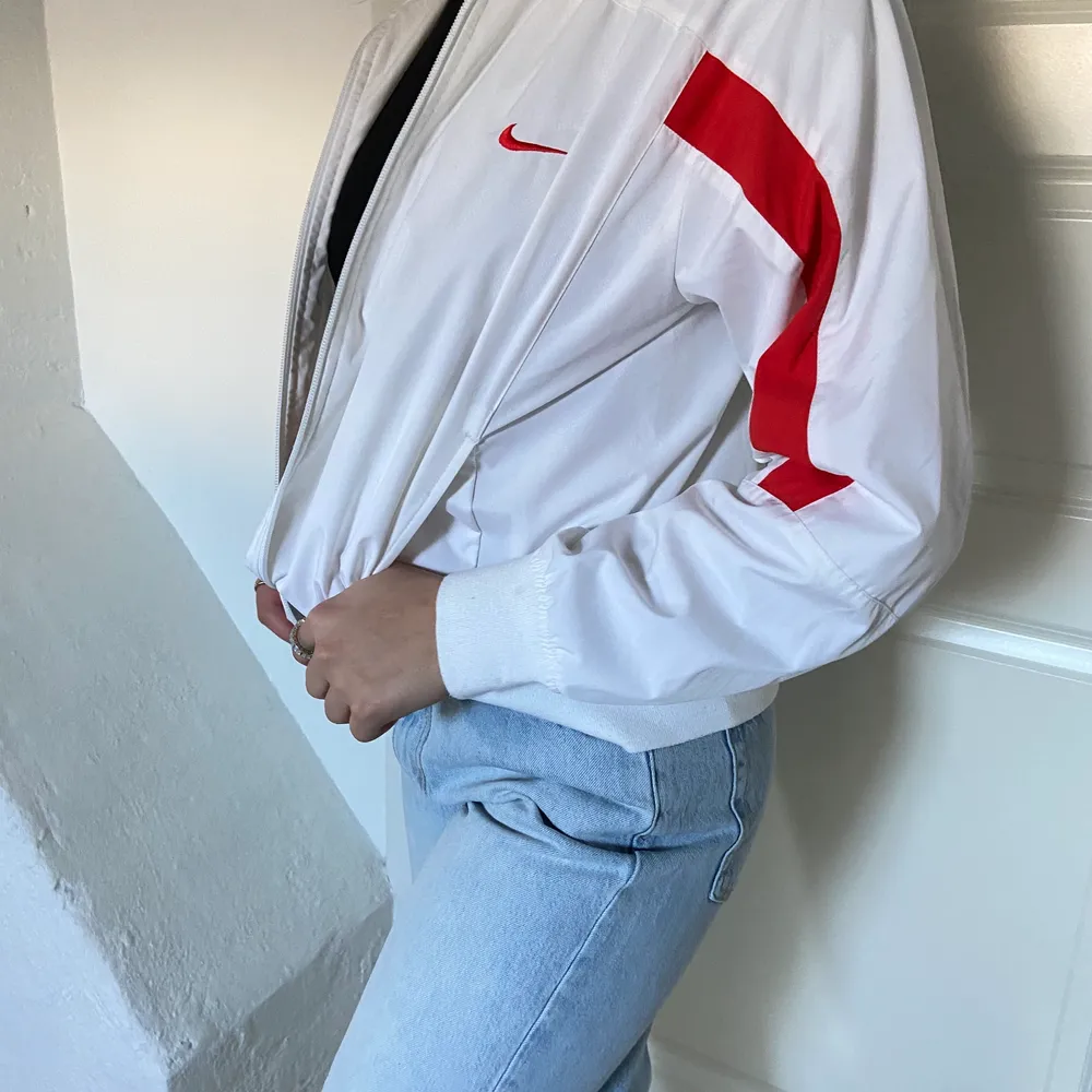 Tunnare jacka från Nike köpt från en vintagebutik i London i bra skick som JAG aldrig använt, dock något använd sedan innan. Storlek XS-M skulle jag säga. Skriv privat från 150 kr❤️💗💖. Jackor.