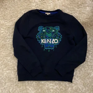 Jättefin Kenzo tröja!!🤩💕 - Mörkblå kenzo tröja/ sweatshirt. Kids storlek. Använd ganska många gånger så den är lite nopprig men det tycker jag verkligen inte gör något! Köpt i nypris 1500kr men säljer den för 300kr! 🤩Säljer då den har blivit för kort i armarna. Kontakta mig för mer information eller frågor! 🥰💕⚡️