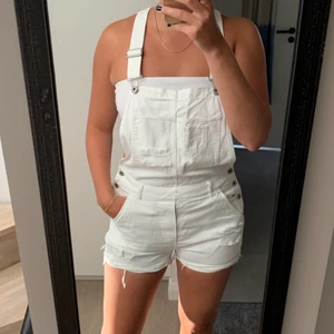 Hängsleshorts - Hängsleshorts, lite för små för mig hehe brukar sitta lite större 🤍🙏🏼