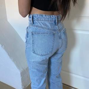 Ljusare jeans från Zara i rakare modell i storlek 36-38 i fint skick. Skriv privat från 70 kr❤️💗💖