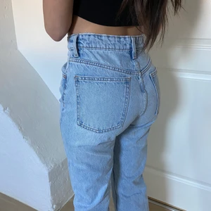 Raka jeans från Zara - Ljusare jeans från Zara i rakare modell i storlek 36-38 i fint skick. Skriv privat från 70 kr❤️💗💖