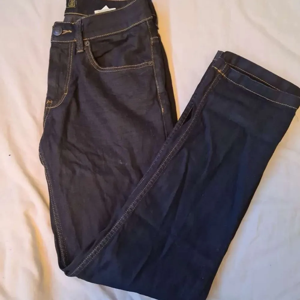 Mörkblå vintige jeans . Jeans & Byxor.