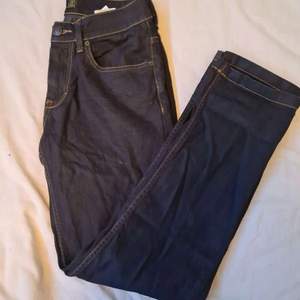 Mörkblå vintige jeans 