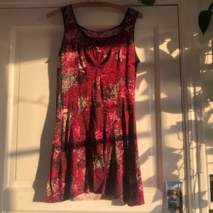 Klänning - En jätte söt klänning jag sytt in på vissa ställen för att den ska vara mer figursydd, säljer pga kommer inte längre till användning... Köparen står för frakten <3