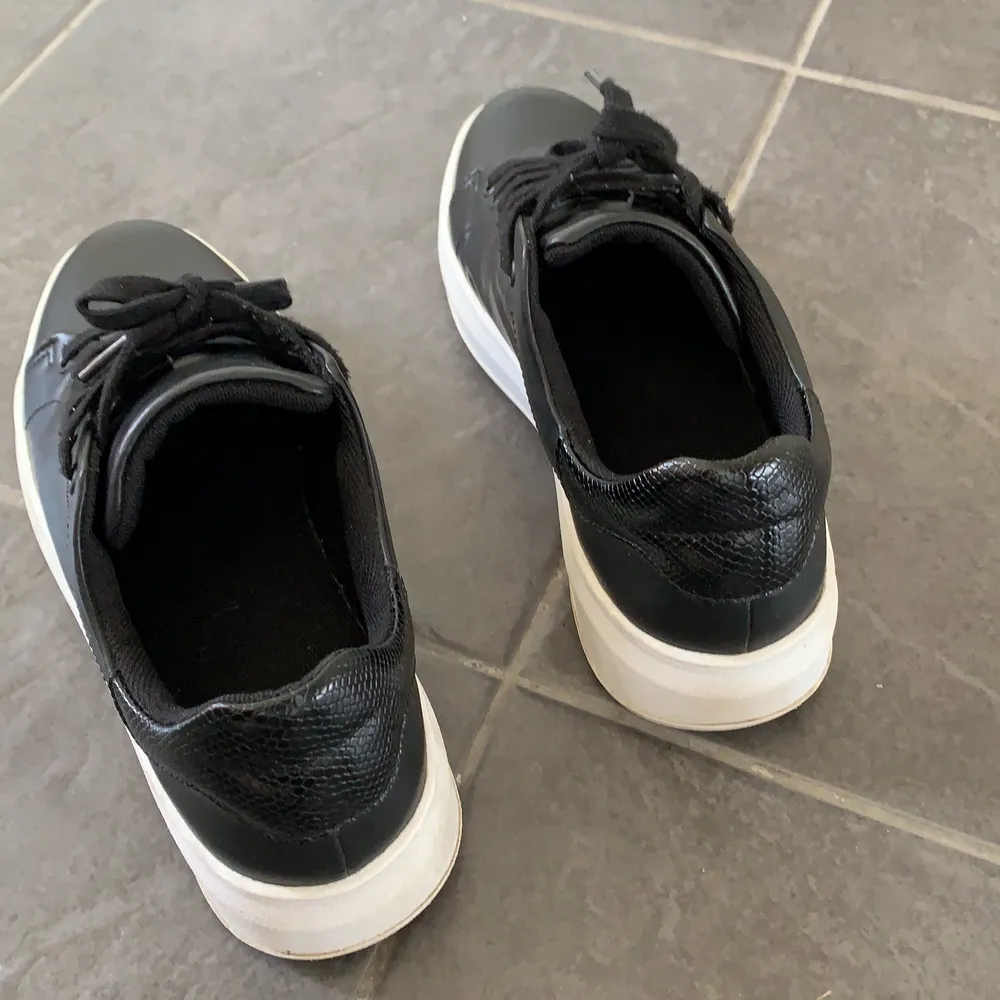 Ett par snygga sneakers i skinn imitation. De är använda lite men det är fintskick men det finns tecken på användning vid sulan. Frakt tillkommer 💕 Hör av er vid intresse/frågor!. Skor.