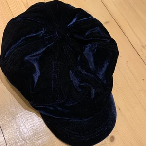 Keps  - Keps i marinblå. Sitter bra men används inte så säljer den. 