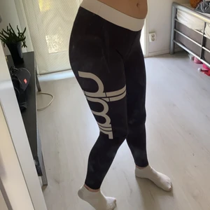 aim dam träningsbyxor, storlek S - Skönt tyg, halvt högmidjade träningsbyxor som passar till allt, om du bor för långt bort så kan frakt lösas 