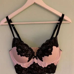 Korsett bh  - En fin korsett bh som jag tyvärr bara använt 2 gånger så säljer den. 
