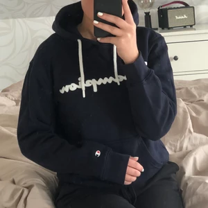 Champion hoodie - Marinblå hoodie från märket Champion i storleken xs✨ väldigt mjukt och skönt material. Snålt använd🎀 köparen står för frakten på 66kr✨🎀