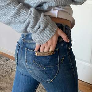 Ett par snygga lågmidjade jeans med lite 2000s inspiration tycker om väldigt mycket själv med det är dax att sälja dom nu.❤️❤️