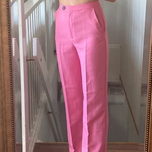 Rosa kostymbyxor från asos i storlek 36 - Jätte fina rosa kostymbyxor från Asos, helt oanvända i storlek 36!!
