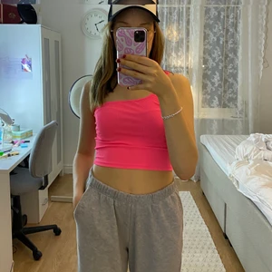 Neon rosa off shoulder💕 - Säljer min rosa off shoulder pga den har aldrig kommit till användning, är jättebra skick! Storleken är small men passar en M också💞