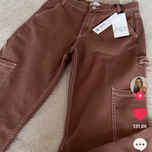 Bruna byxor - Säljer dessa skitsnygga byxorna från Zara. De är helt oanvända, fick hem dem precis men var dum nog att dra av lappen innan jag testade dem så har beställt ett par nya i rätt storlek till mig… De är i storlek 36, samma som tjejen på bilderna bär. De är köpta för 400kr plus frakt men säljer för 350kr plus frakt istället💞💞