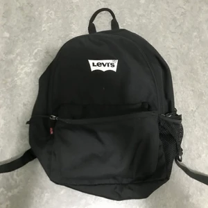 Levis ryggsäck svart - Levis ryggsäck nypris runt 300kr