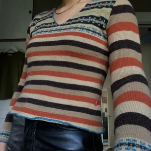 Unik stickad tröja - 100% ull 🐑  - Superfin unik stickad tröja i 100% ull. Storlek S (1). Fina färger och stickade detaljer.🧶🐑 Kommer från ett djur- och rökfritt hem. 🚭 