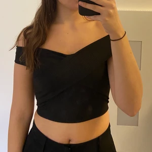 Blus  - Säljer denna fina omlott blus i storlek S, oanvänd, för 100 kr inkl frakt, annars kan jag mötas upp i stockholm🥰