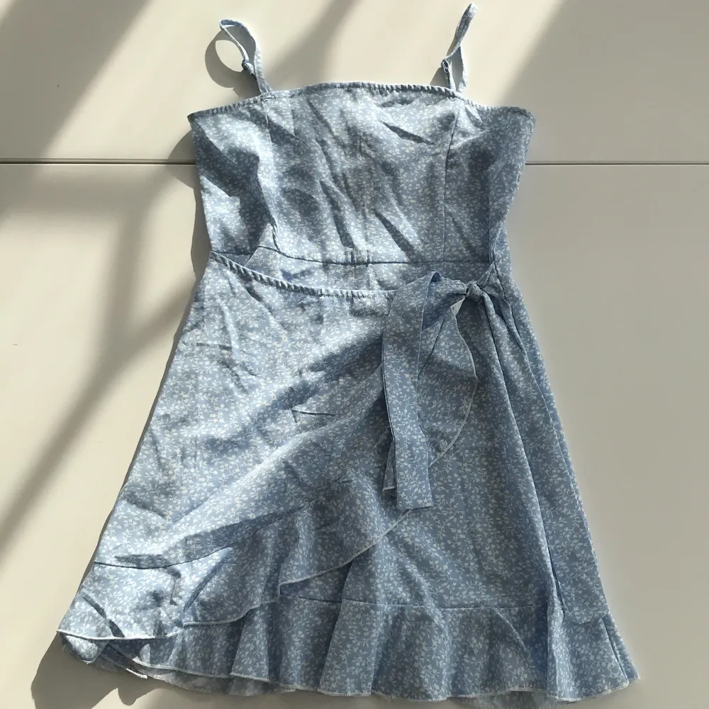Säljer en babyblå klänning från shein!🤍frakt kan nog kosta 50 kr tänker jag!⚡️🤍💙Lite stor för mig⚡️. Klänningar.