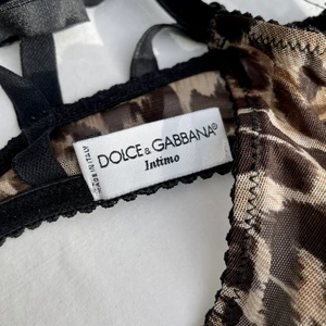 Meshbralette i leopardmönster - Meshbralette med leopardmönster från Dolce & gabbana. Med bygel och utan vaddering. Ingen märkt storlek men upplever ca 75A-75B, jag har 75B och den passar mig. Köpt här på Plick, i gott men använt skick. Axelbanden är lite uttänjda, men inget som stör enligt mig. Köparen står för frakten 🐆🤎