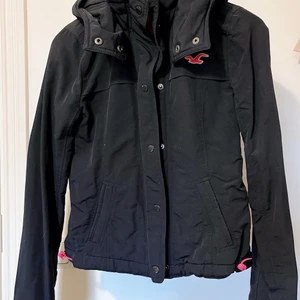 Jacka från Hollister  - Jacka från Hollister, mörkblå med rosa ditaljer.  Storlek: XS. Använing endast ett antal gånger så väldigt dra skick.