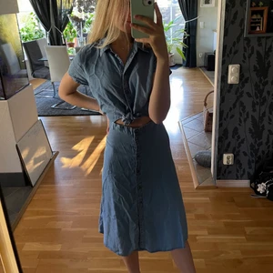 & Other Stories klänning - Superfin ljusblå klänning i jeansimitation från & Other stories. Klänningen har en knytdetalj vid midjan. Fint skick, har endast använt den 2 gånger🍀