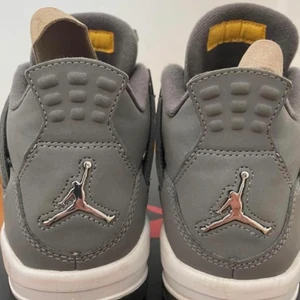 Jordan retro 4  - Jordan retro 4 i färgen cool grey. Mycket fint skick, använd endast ett fåtal gånger. Köpt från @wavykicksse på Instagram! 🦋