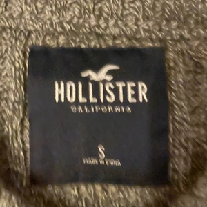 Hollister tröja stickad  - Fick i julklapp har för mig att den kosta 799kr inte använd. Kan sälja för 75-200kr
