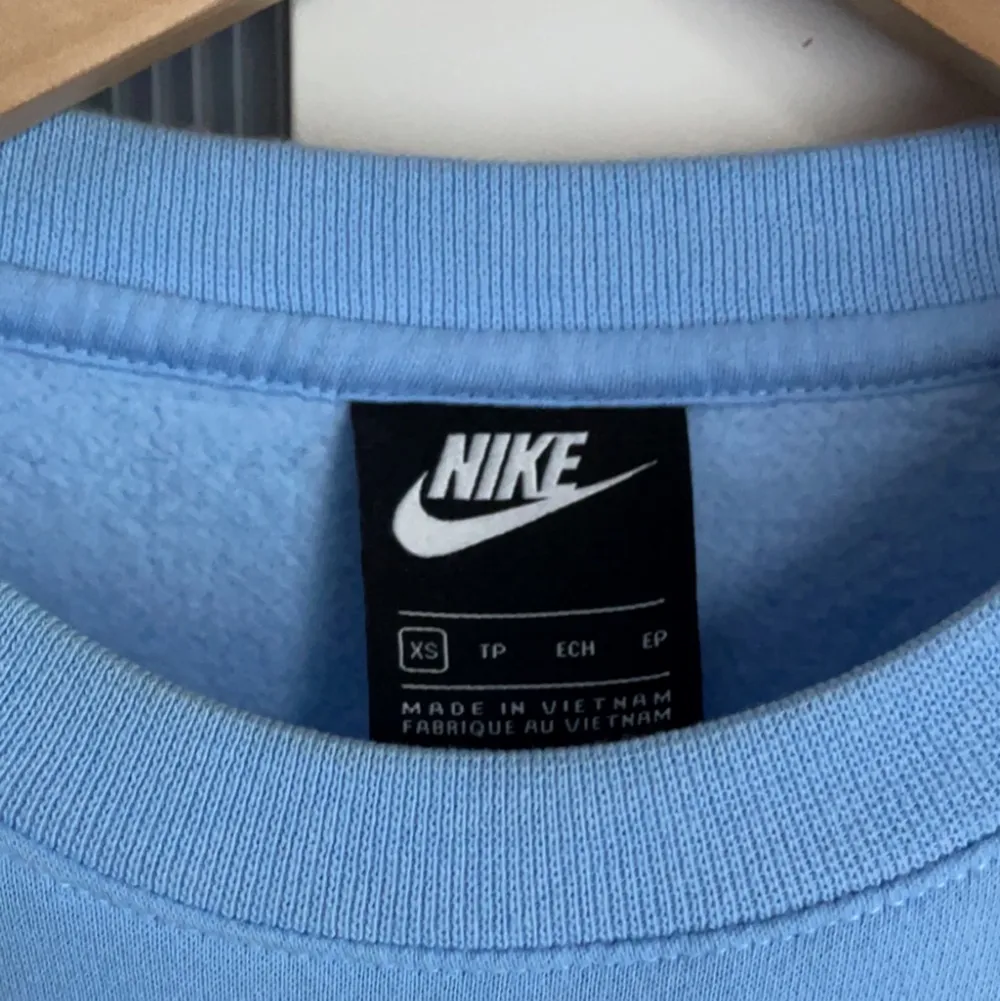 Ljusblå Nike sweatshirt i unik färg. Säljes pga ingen användning för den.  Strlk XS men passar S.  Möts upp i Uppsala annars betalar köparen för frakten.. Tröjor & Koftor.
