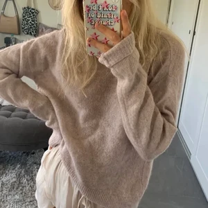 En super fin mysig stickad tröja. Som ny - En super fin och gosig stickad tröja, den är som ny! Passar perfekt nu till hösten också 🌟 buda gärna privat 🥰 250kr som direktpris 💕