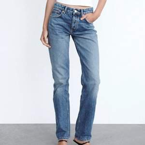 Zara jeans i straight modell. använda en gång så i nyskick. Mid waist, storlek 36. Skitsnygga (nypris 359kr)