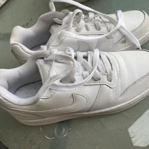 Nike skor vita  - Använt 2 gånger, fortfarande nya och fräscha 