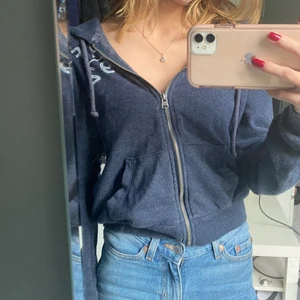 Zip hoodie - Säljer denna mörkblå ziphoodie från A&F. Perfekt längd och sitter superfint. Hör av er för fler frågor 💕